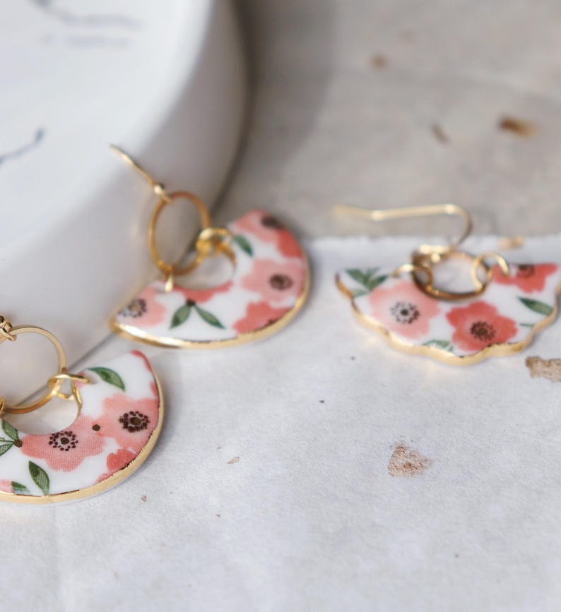 Boucles d'oreilles - U fleurs roses fond blanc