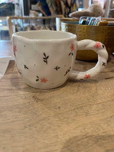 Tasse - Poignée torsadée fleurs roses+feuillage