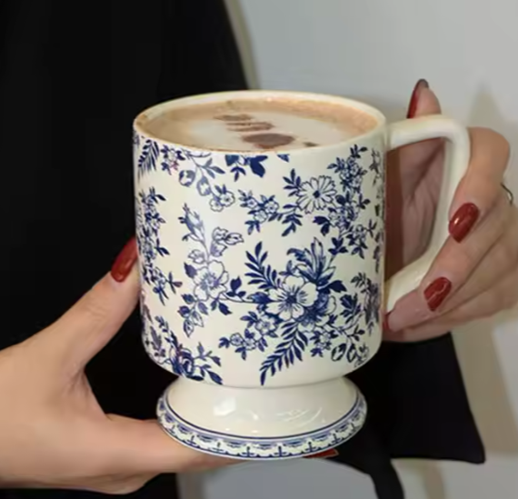 Tasse - Sur pied fleurs bleues