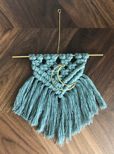 D&eacute;coration murale - Macram&eacute; turquoise avec lune dor&eacute;e