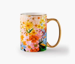 Tasse fleurie avec marguerites