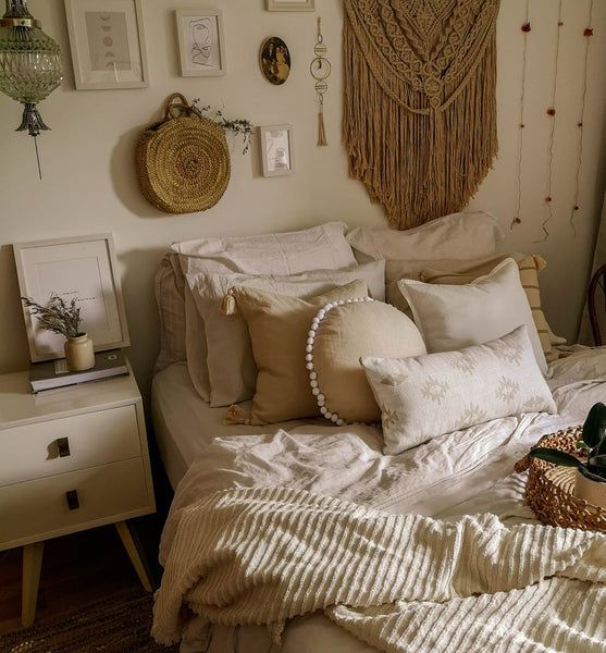 Coussin - Lin naturel et pompons blancs